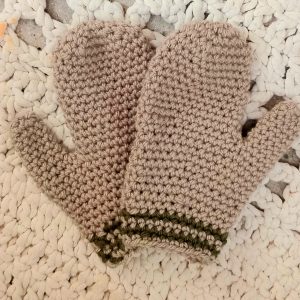 دستکش جلو بسته زنانه کرم با حاشیه سبز